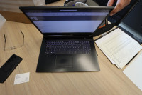 1 laptop af mærket Schenker med udstyr