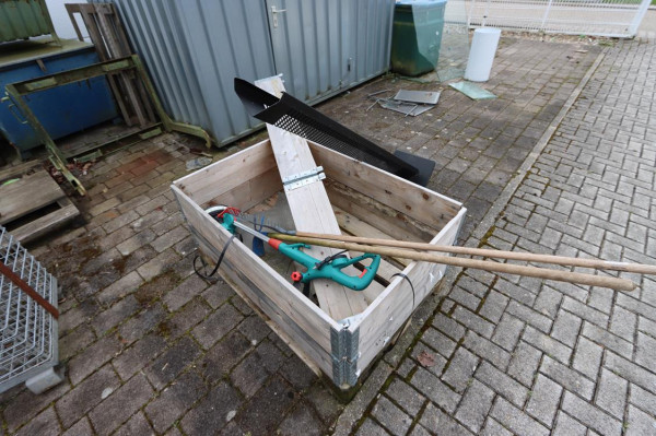 1 Europalette mit 3 Holzaufsatzrahmen – kavel bij Schwarzfischer Auktionen, Frage
