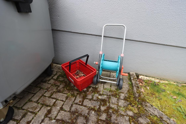 1 Schlauchrollwagen 3 Kunststoffkörbe – kavel bij Schwarzfischer Auktionen, Frage